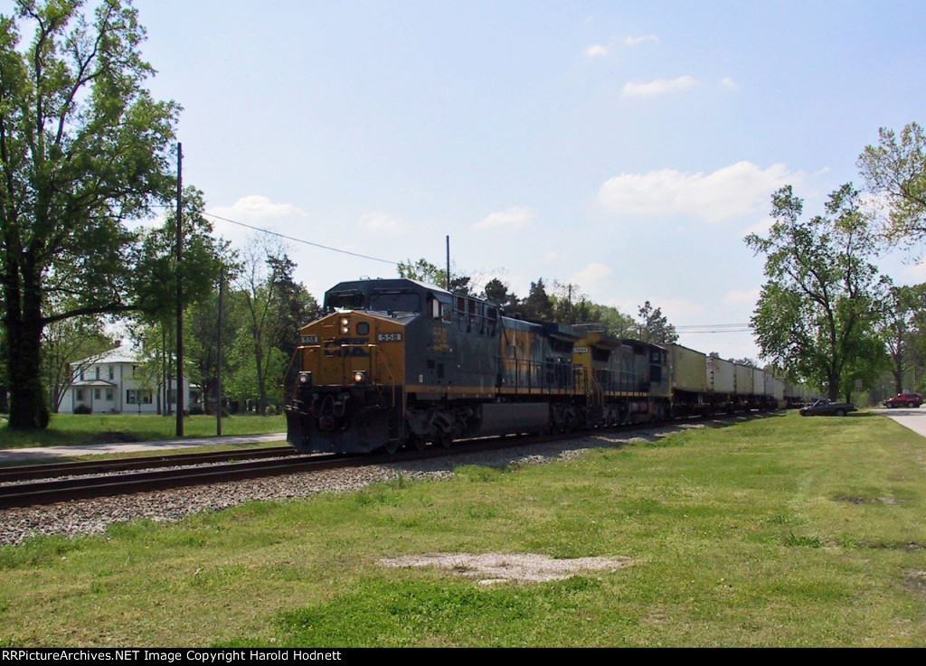 CSX 558 leads an intermodal train